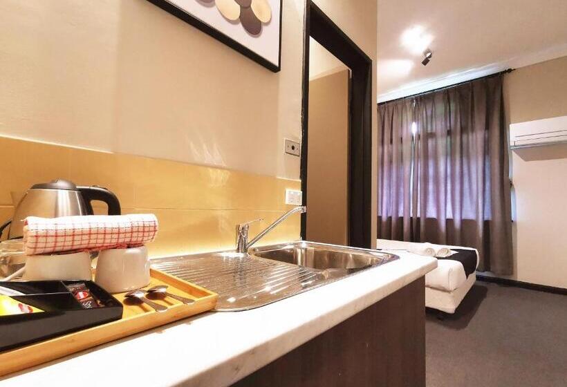 חדר בסיסי, Sydney Crecy