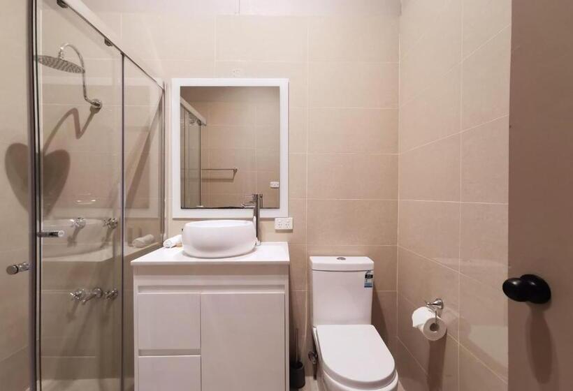 חדר משפחתי, Sydney Crecy