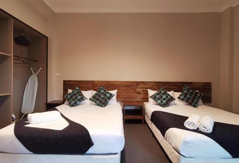 חדר משפחתי, Sydney Crecy