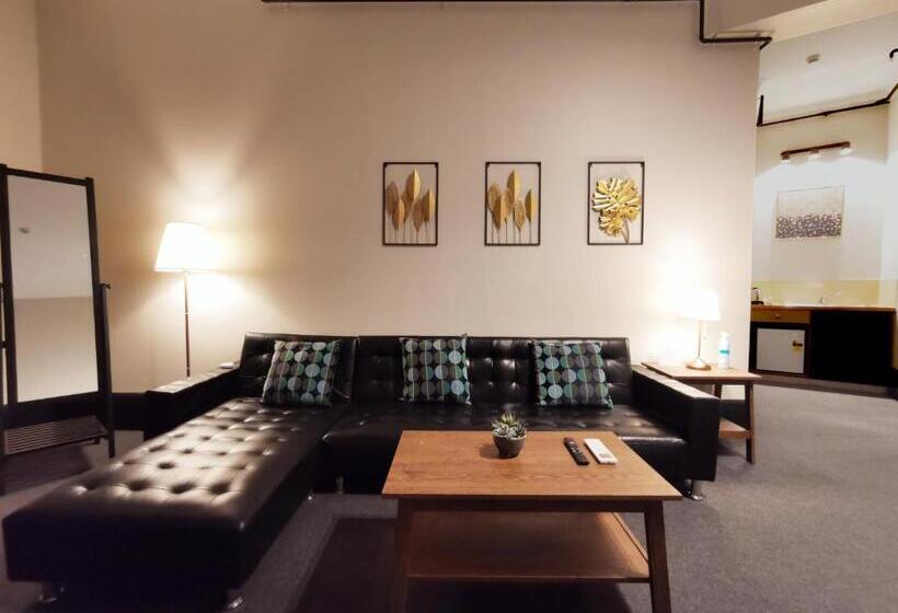 חדר משפחתי, Sydney Crecy