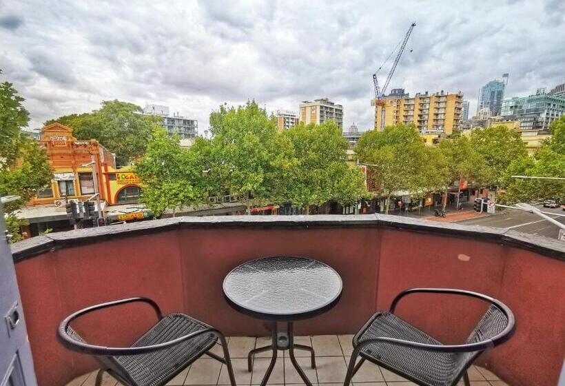 חדר משפחתי, Sydney Crecy