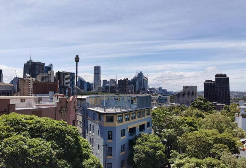 חדר פנטהאוז, Sydney Crecy