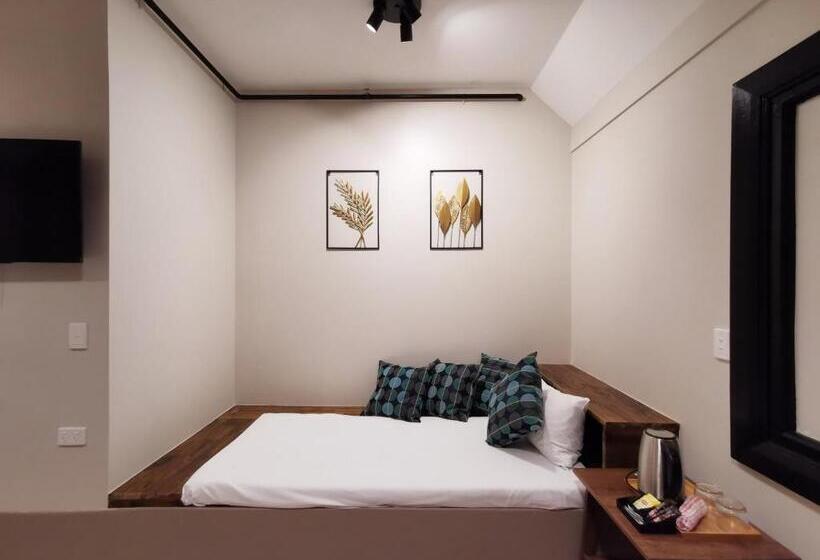 חדר פנטהאוז, Sydney Crecy