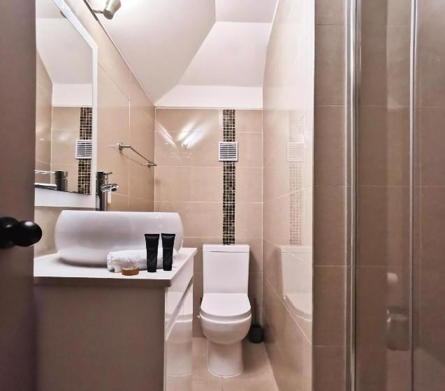 חדר פנטהאוז, Sydney Crecy