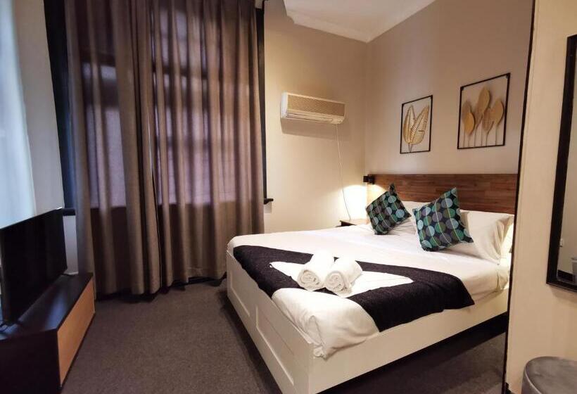 חדר אקונומי, Sydney Crecy