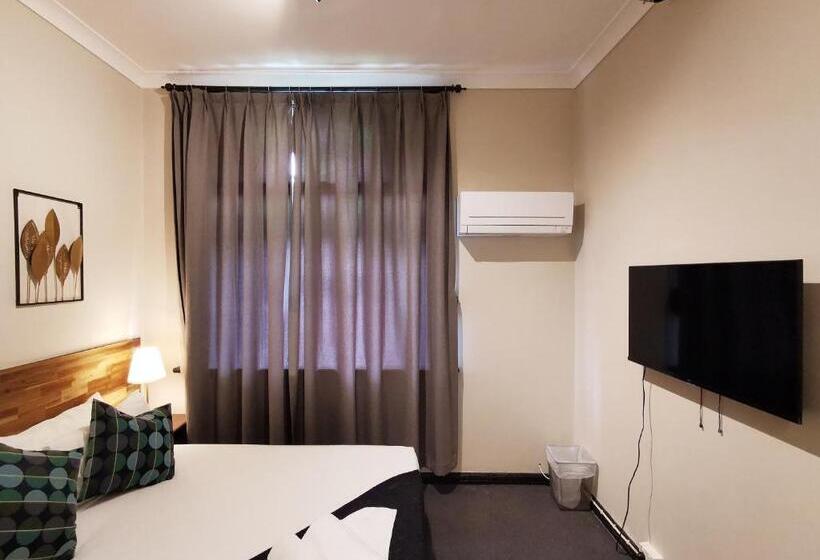 חדר אקונומי, Sydney Crecy