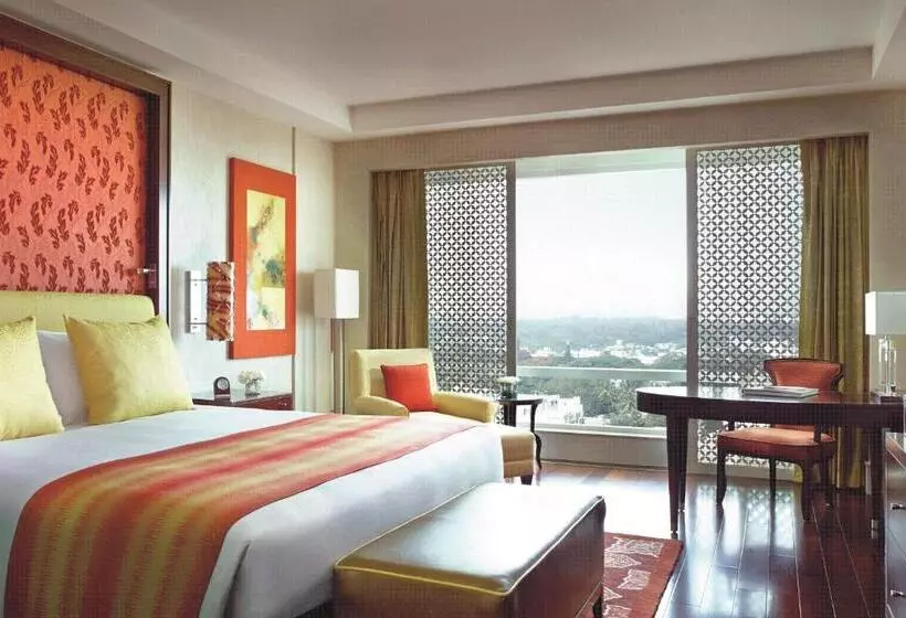 キングサイズベッド、シティビューデラックスルーム, The Ritz   Carlton, Bangalore
