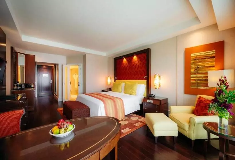 キングサイズベッド、シティビューデラックスルーム, The Ritz   Carlton, Bangalore