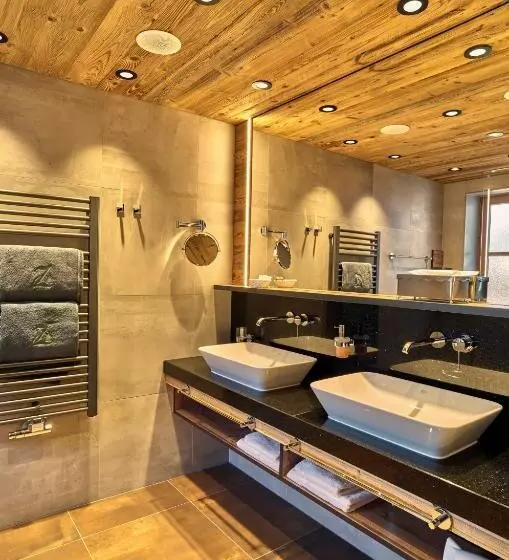 اتاق لوکس با بالکن, Zedernhof Gesundheits  & Wellness