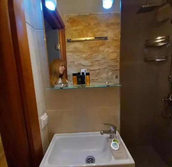 اتاق استاندارد سه نفره, Tsopela Boutique