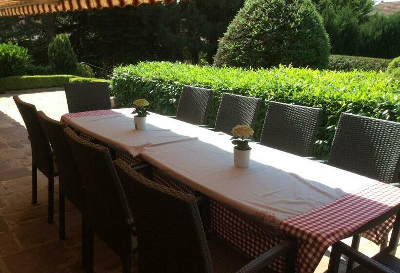 חדר סופריור לשלושה, Les Chambres Chez Christine