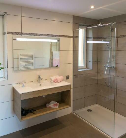 חדר סופריור לשלושה, Les Chambres Chez Christine