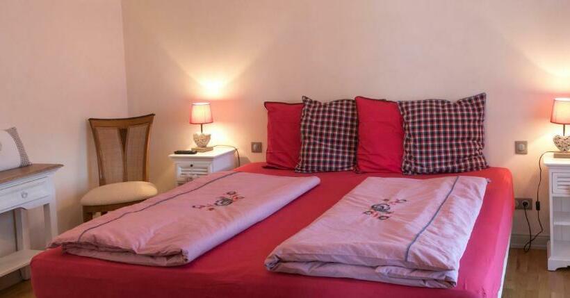 חדר סופריור לשלושה, Les Chambres Chez Christine