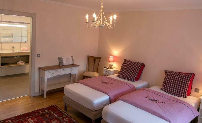 חדר סופריור לשלושה, Les Chambres Chez Christine