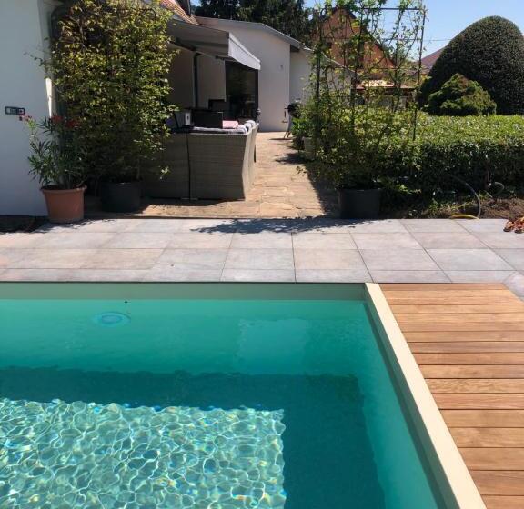 חדר סופריור לשלושה, Les Chambres Chez Christine