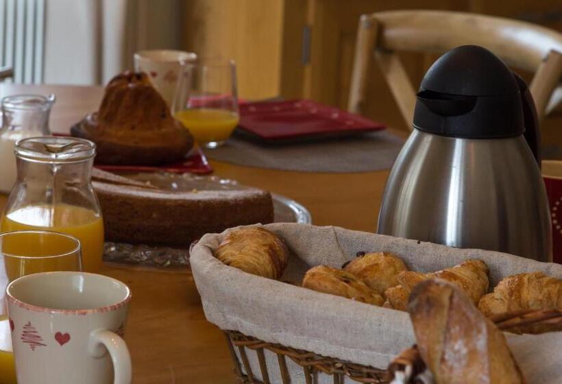 חדר סופריור לשלושה, Les Chambres Chez Christine