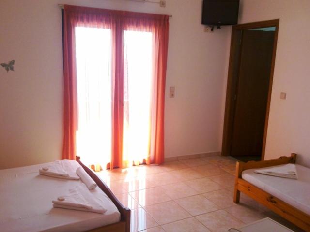 スタンダードトリプルルーム, Paralia Guest House