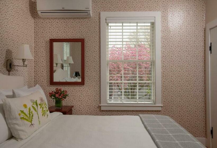 غرفة قياسية, Village Inn