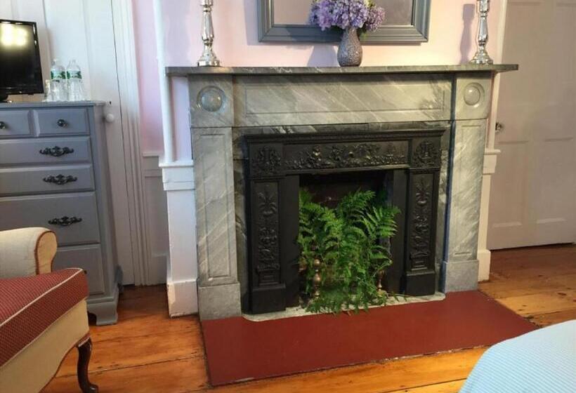 جناح عائلي, Village Inn