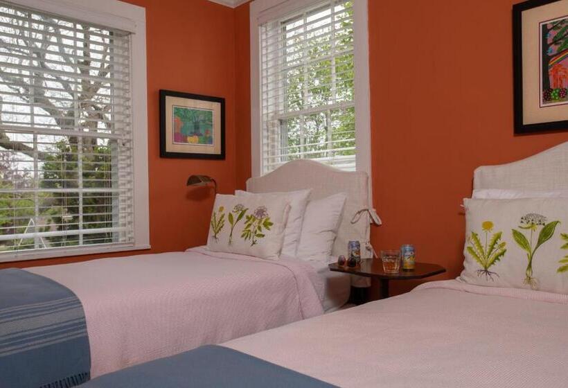 جناح عائلي, Village Inn