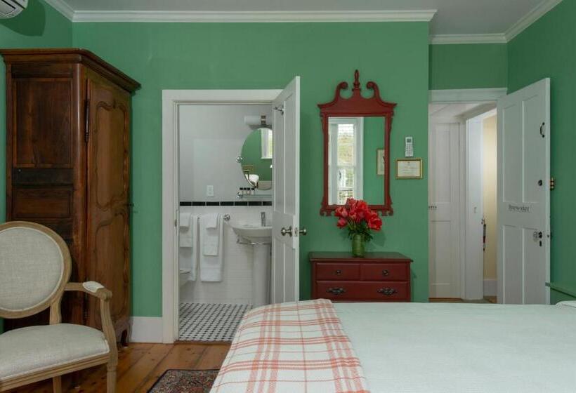 جناح عائلي, Village Inn