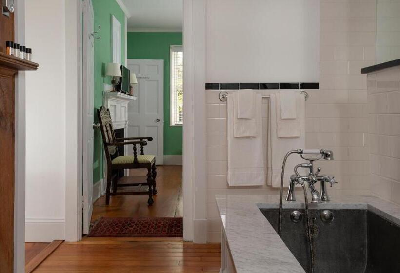 جناح عائلي, Village Inn