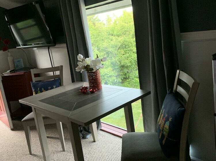 高级工作室, White House Inn On The Waterfront