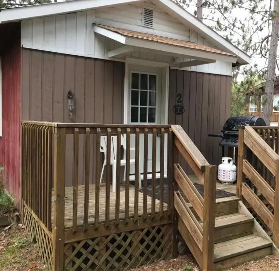 キャビン, Hush Lodge And Cottages