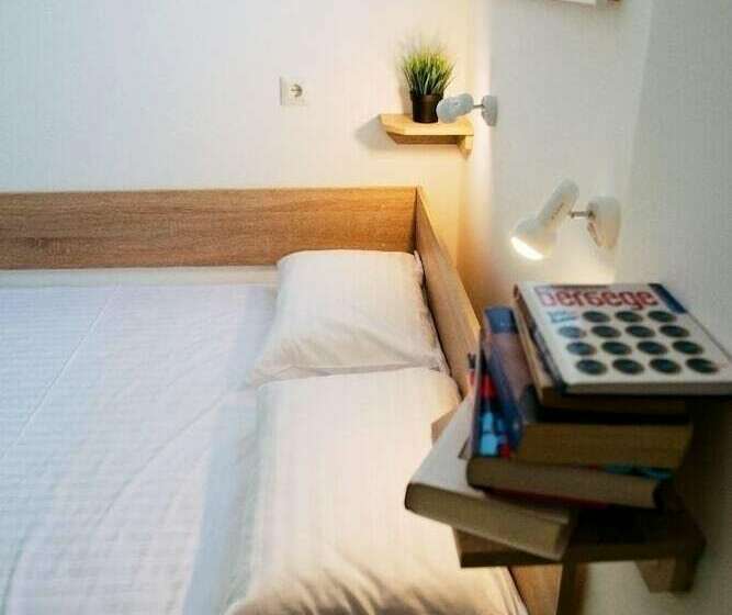 اتاق راحتی, Book Room