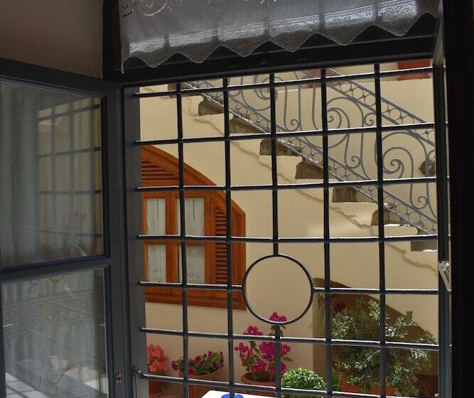 주니어 스위트, Phaedra