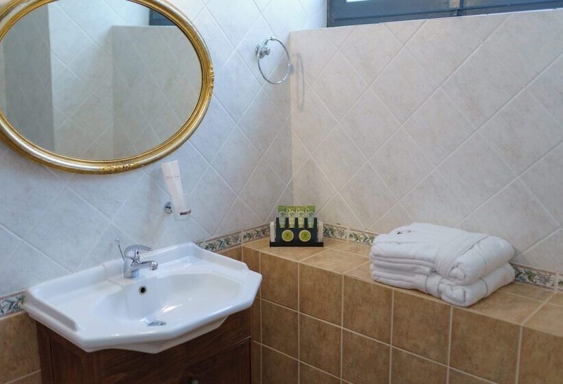 주니어 스위트, Phaedra