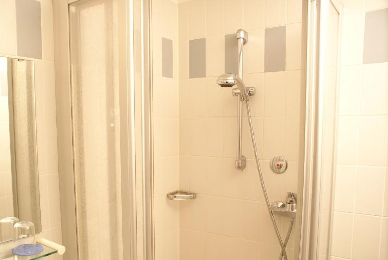 标准单人间, Herian