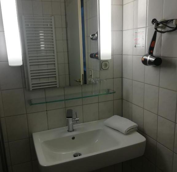 스탠다드 싱글 룸, Samson