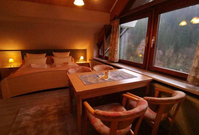 חדר סטנדרט לשלושה, Zur Schmiede