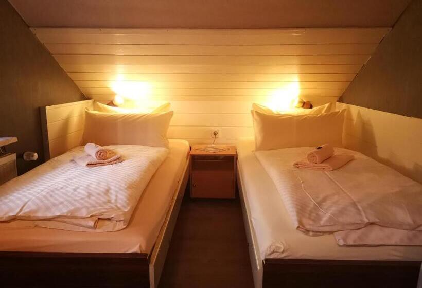 חדר סטנדרט לשלושה, Zur Schmiede