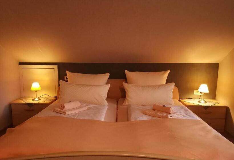 חדר סטנדרט לשלושה, Zur Schmiede