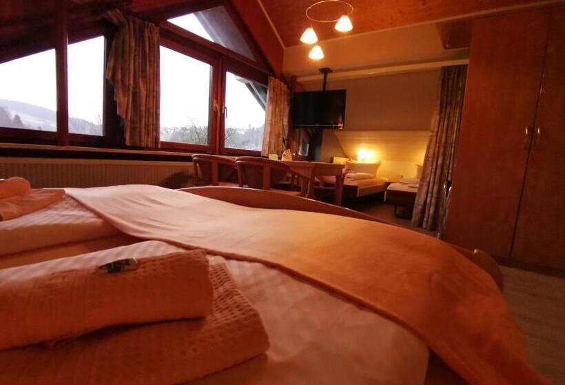 חדר סטנדרט לשלושה, Zur Schmiede