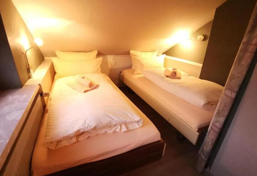 חדר סטנדרט לארבעה, Zur Schmiede