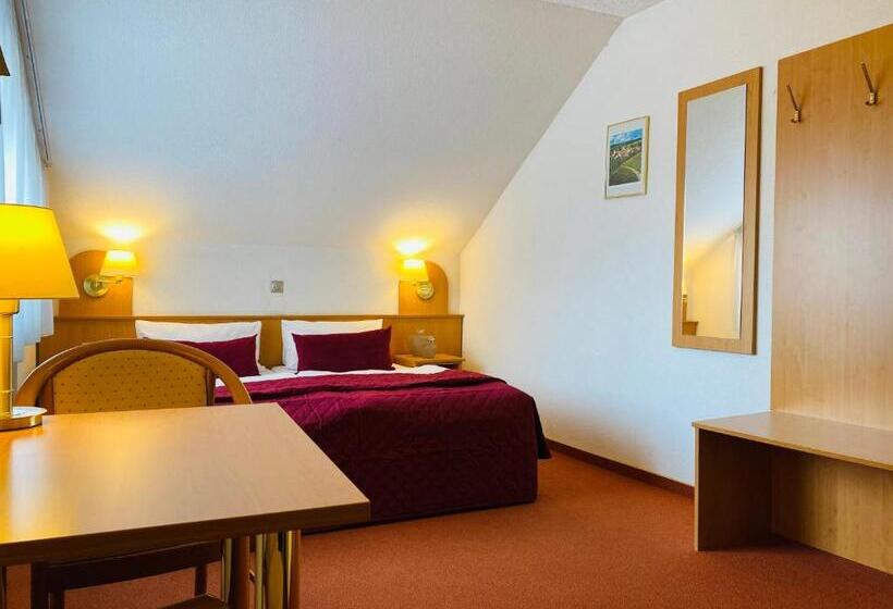 Номер Стандарт, Zum Goldenen Adler