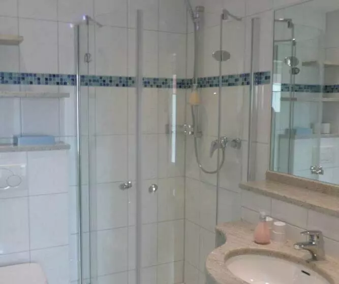 اتاق استاندارد با چشم‌انداز دریا, Seehotel Neue Liebe