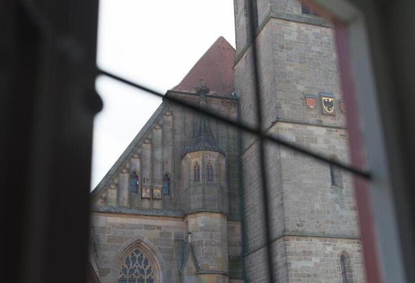 Семейный Номер, Deutsches Haus