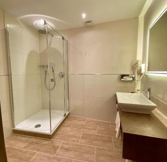 Семейный Номер, Deutsches Haus