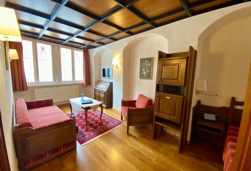 Семейный Номер, Deutsches Haus