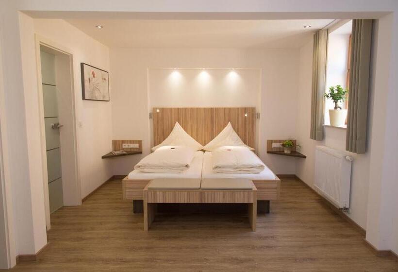Номер Deluxe, Deutsches Haus