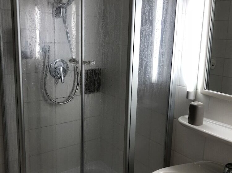 חדר סטנדרט לשלושה, Sandstern