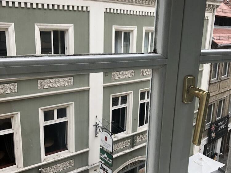 חדר סטנדרט לשלושה, Sandstern