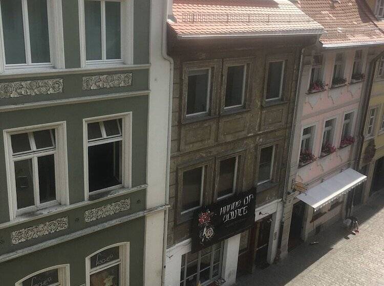 חדר סטנדרט לשלושה, Sandstern