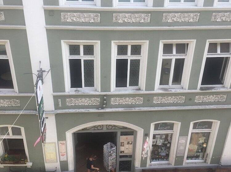 חדר סטנדרט לשלושה, Sandstern