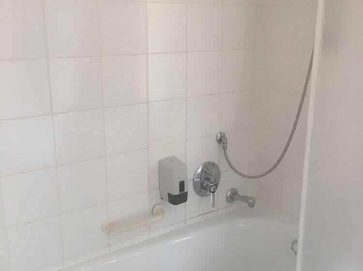 חדר סטנדרט לשלושה, Sandstern