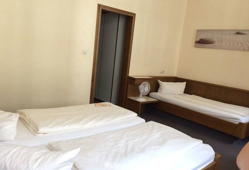 חדר סטנדרט לשלושה, Sandstern